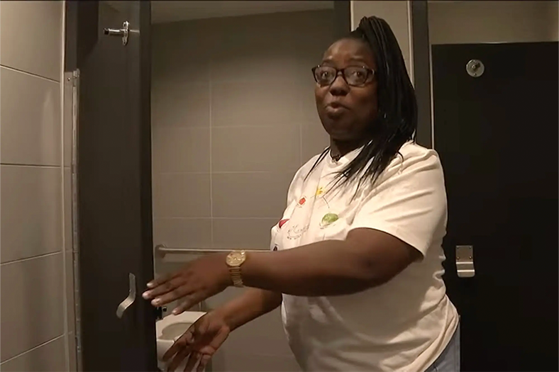 當麥當勞的經理打開廁所門時，眼前的一幕卻令她無比震驚