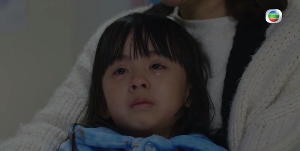 女兒嚇得只能在裡頭崩潰大哭