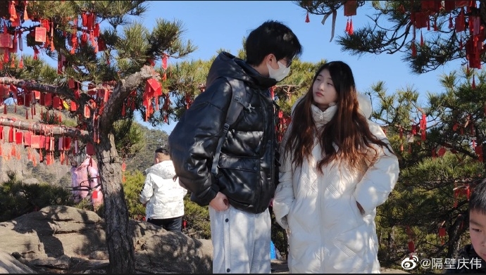 對於網民的爭議,閆同學認為只要對感情保持正確態度,大學結婚無可厚非。