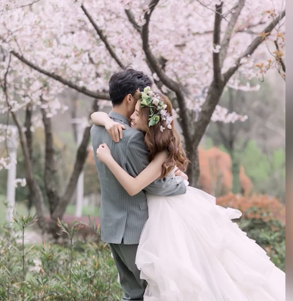 大學生和高中就在一起的女友結婚,生下一女。