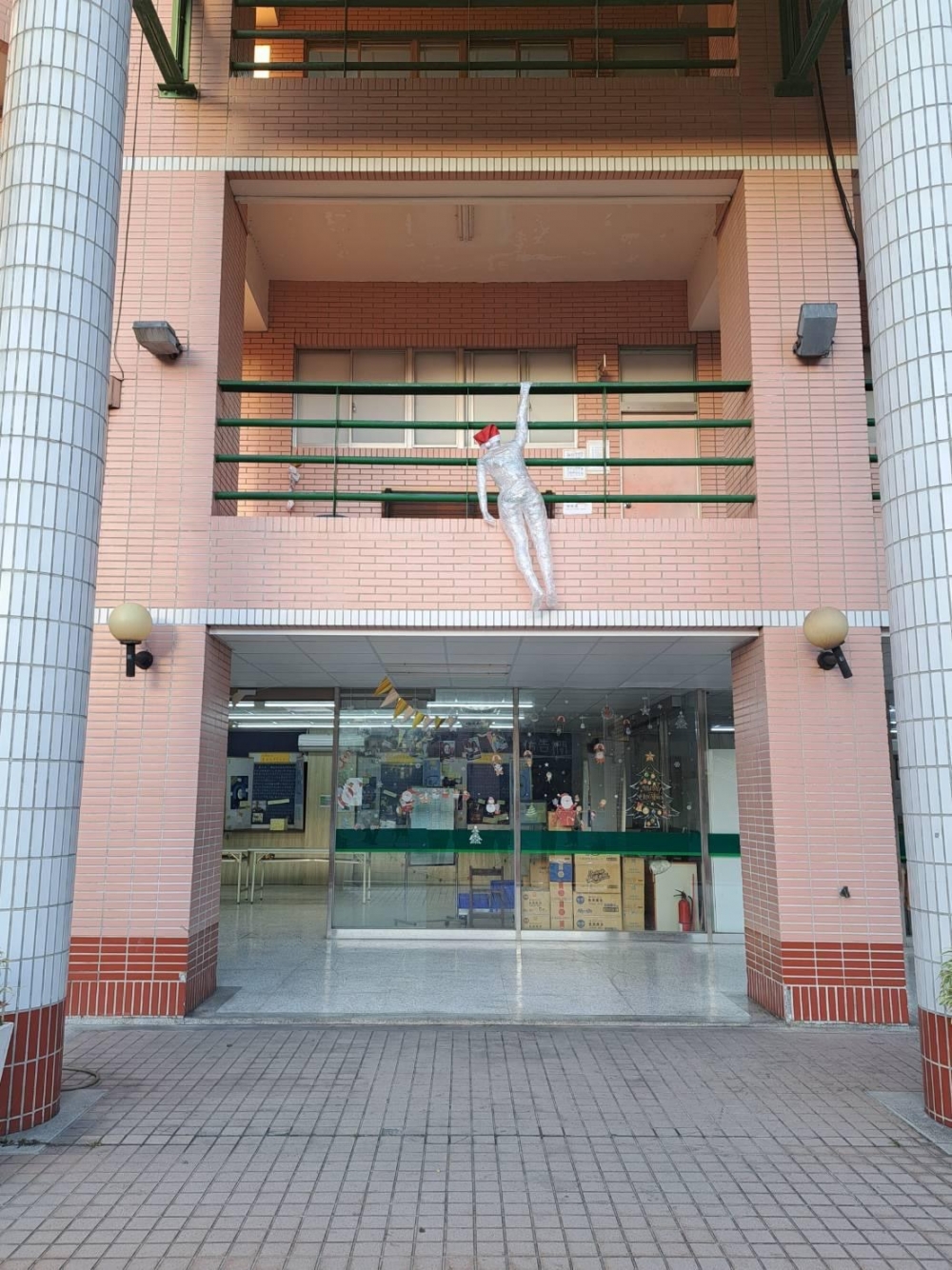 台灣一間女子中學近日出現許多不明塑膠人。