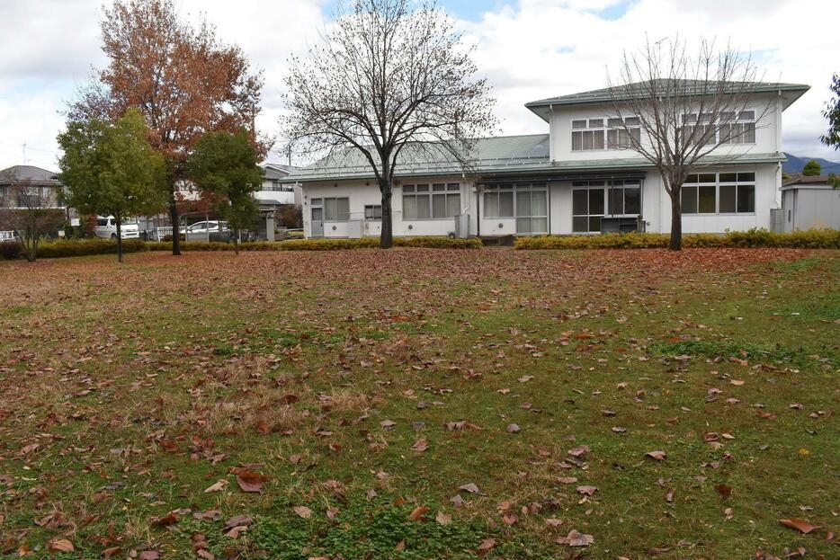 有人氣憤地說：「不如改建墓地，這樣夠安靜了吧」