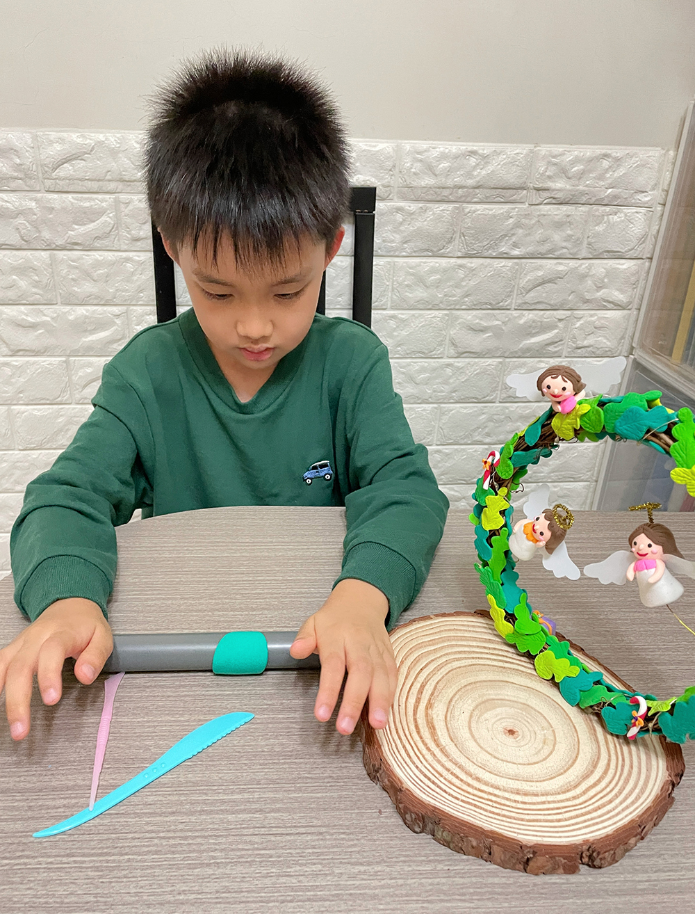 哥哥很用心整樹葉