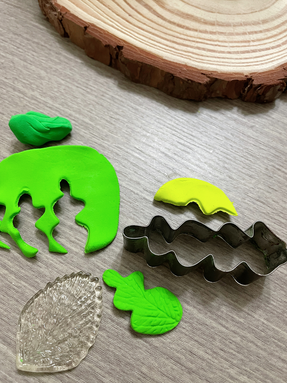 用小工具整出樹葉外形和紋理