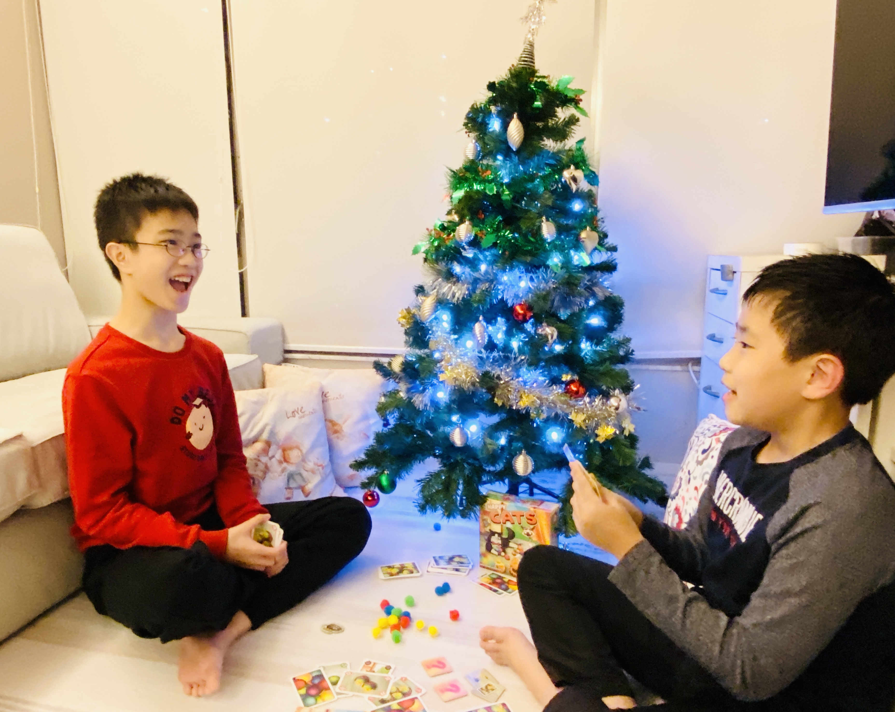 桌遊是個一家人的遊戲，過程中必須與其他玩家溝通