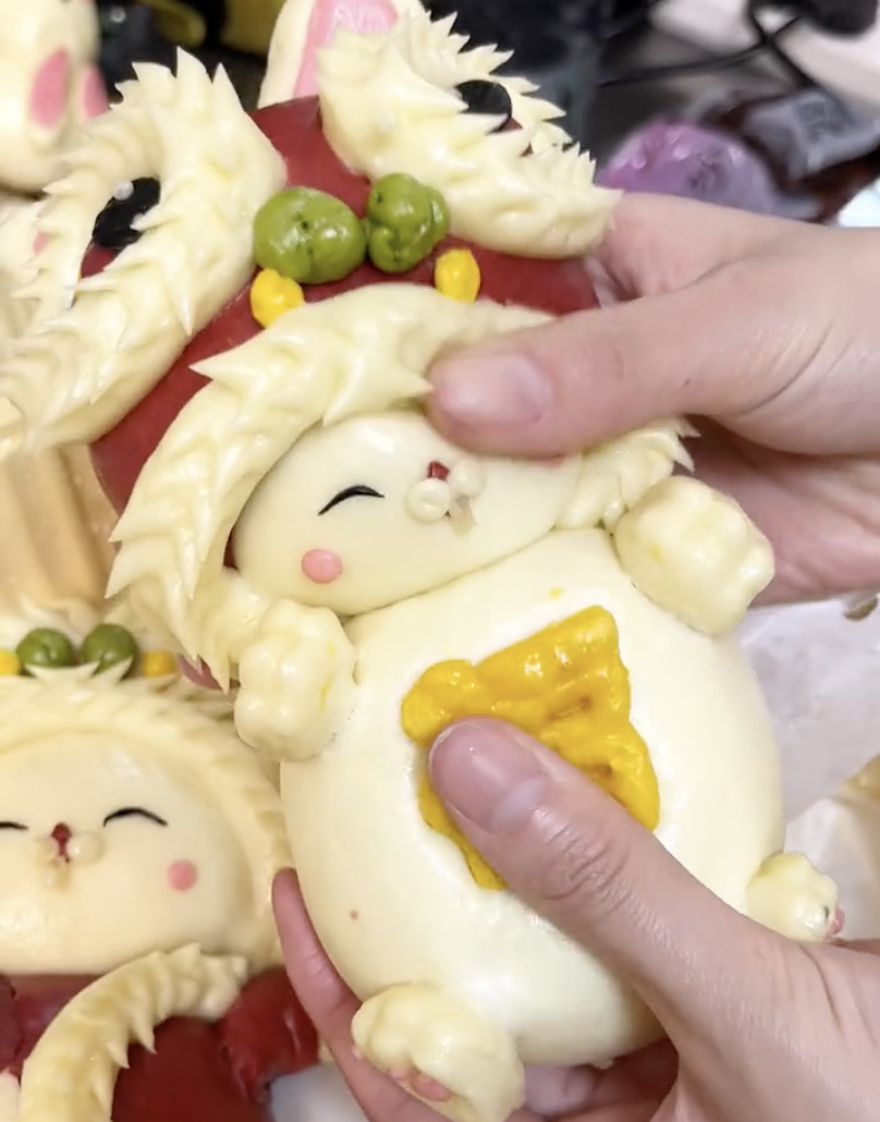 瑗瑗製作的花餑餑造型可愛美觀,吸引不少年輕人光顧。