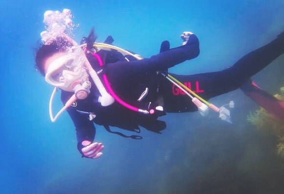 現在她會四周旅行享受生活