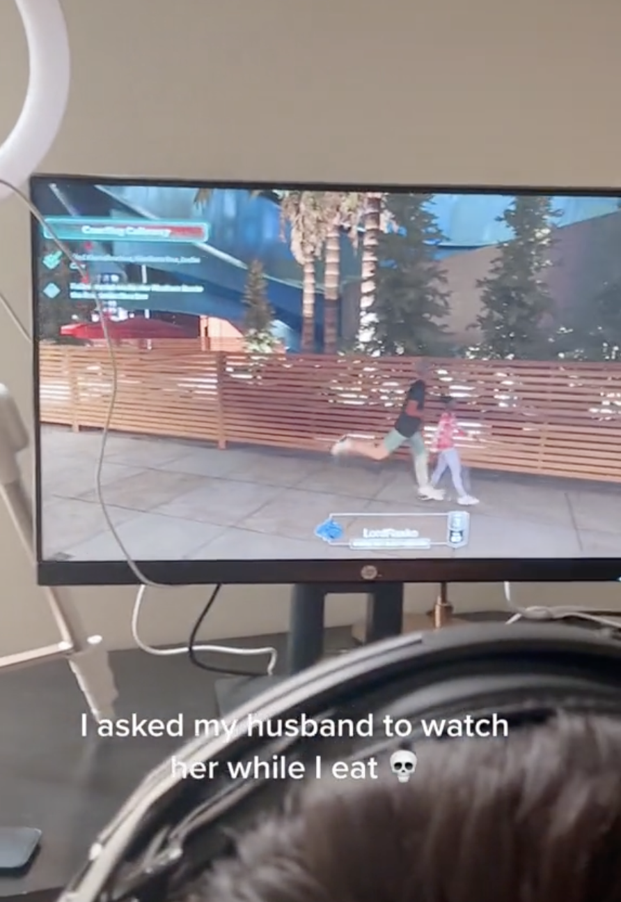 老公正戴著耳機玩遊戲中。