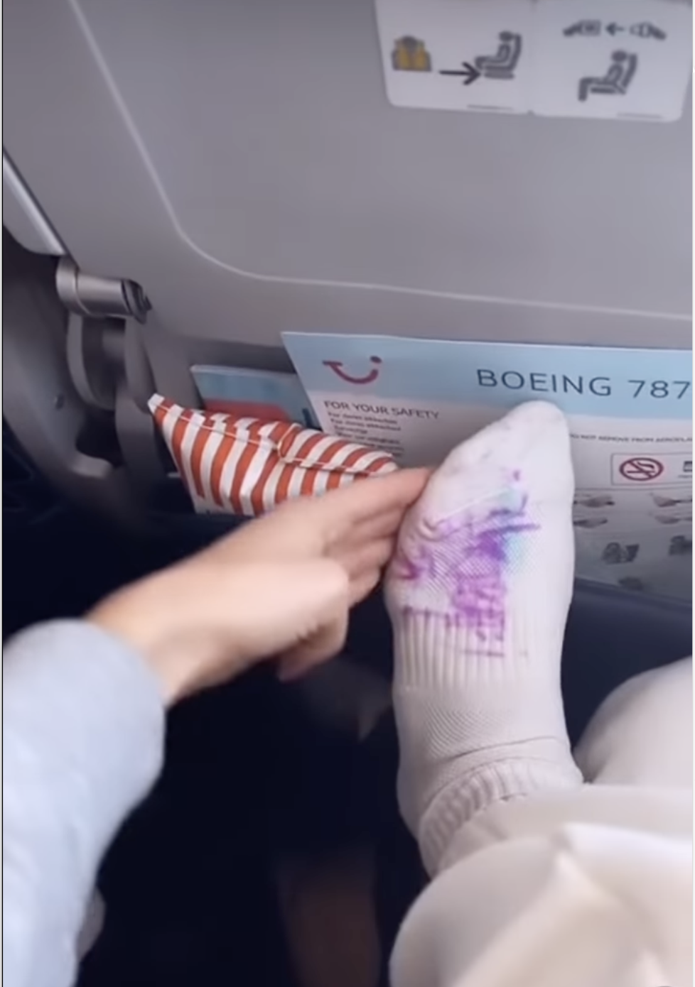 女子展示遭小孩塗鴉的白襪。