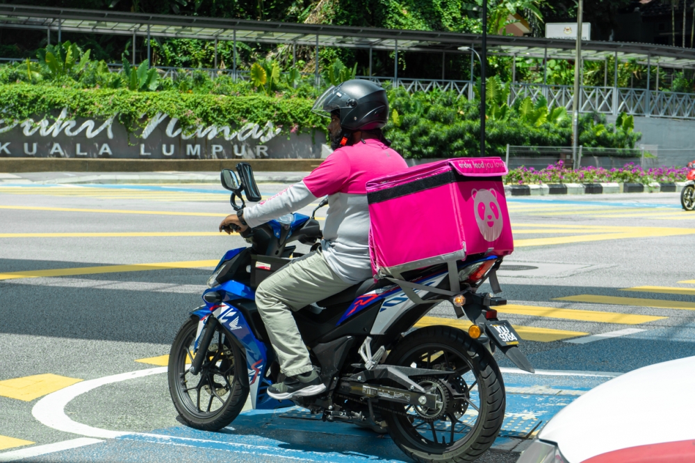 疫情下外賣生意急升，有少人為生計轉行。