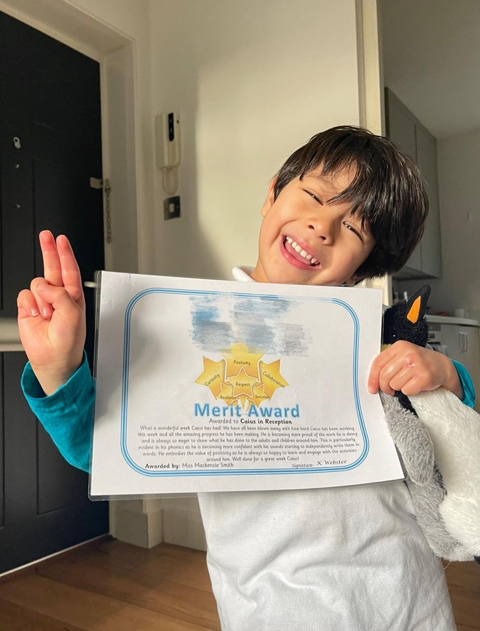 艾莉絲舉例如弟弟在不小心撞到或者跌倒，學校會第一時間會通知。