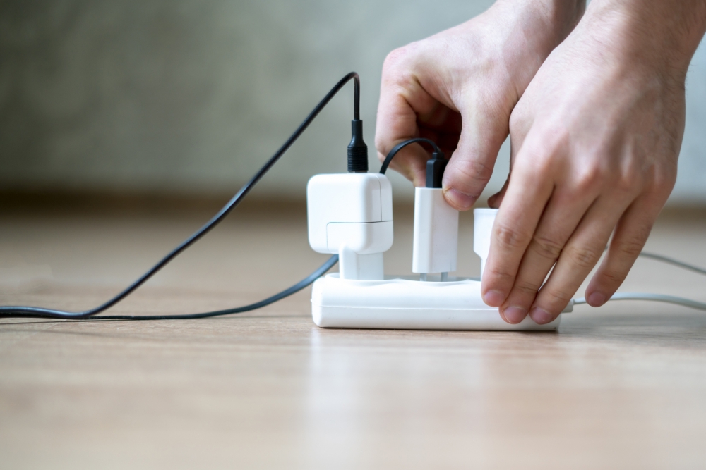 家長推測是孩子好奇將餐具插入插孔中,導致意外