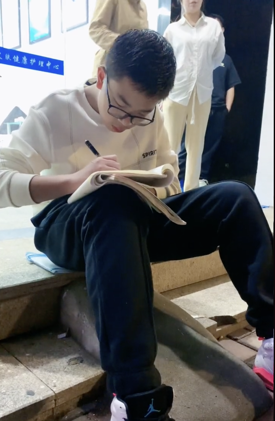 傅媽媽的13歲細仔平時就很自發學習。