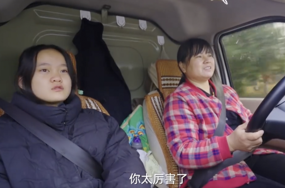 女兒手術後脫離危險，如今會跟著閆媽媽一起外出工作。