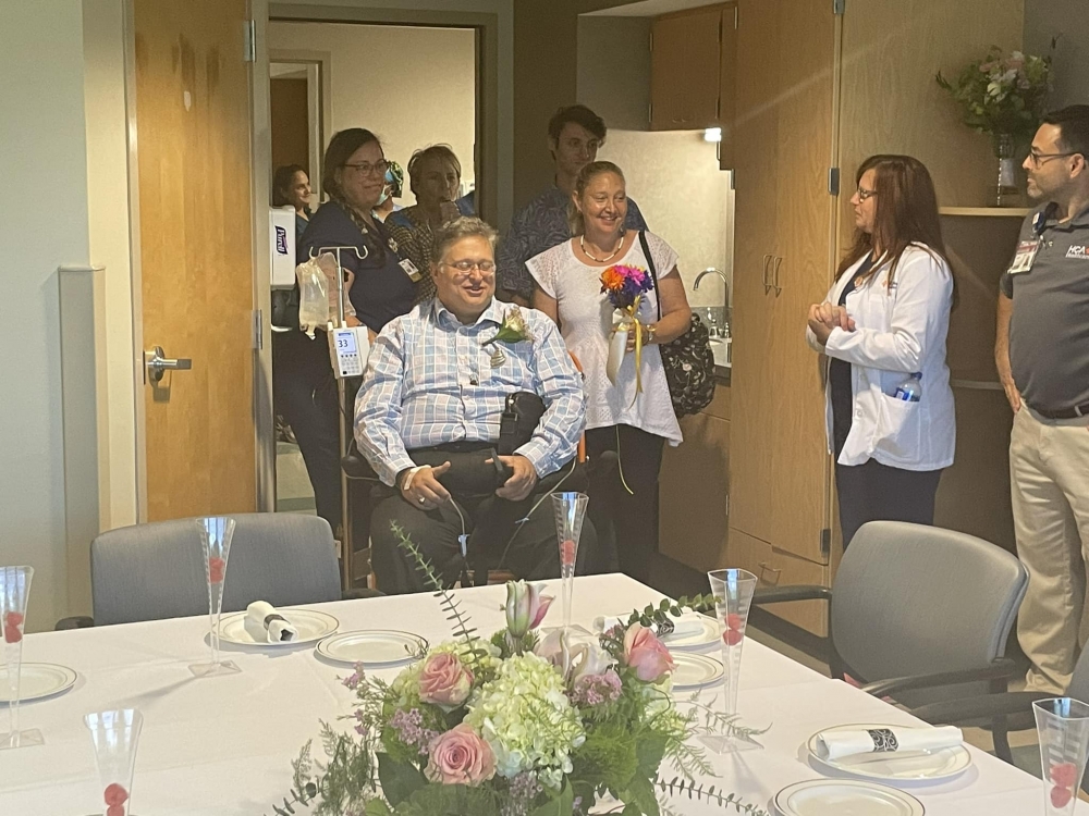 醫院給新人簡單佈置了教堂。