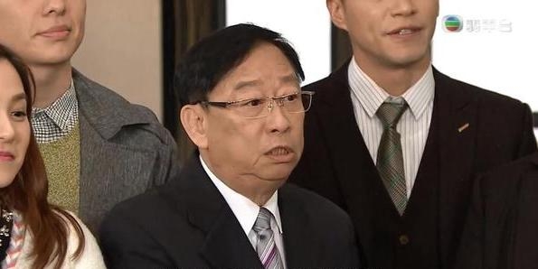 父親為博士畢業,卻稱自己收入低微