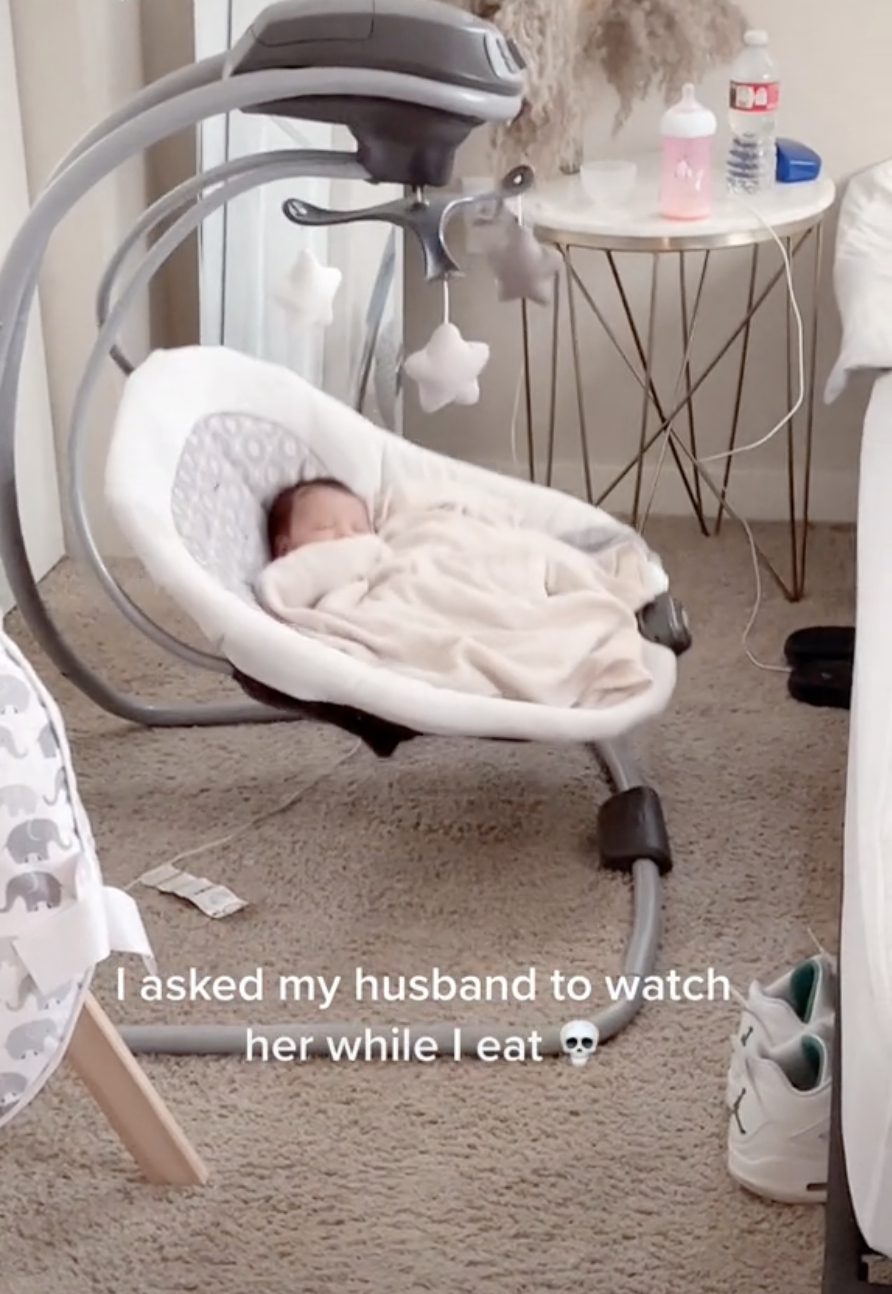 一名新手媽媽因為去吃飯而將女兒交給丈夫照顧。