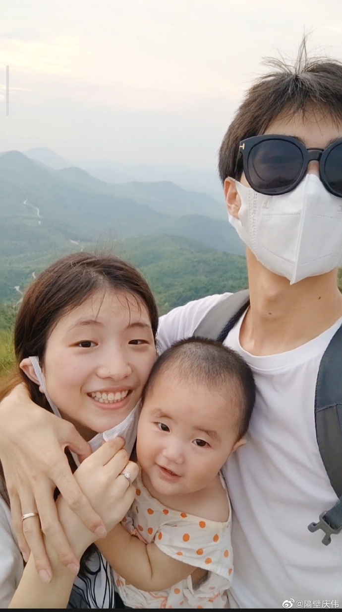 女兒如今由男方父母照顧,兩人得以繼續完成學業。