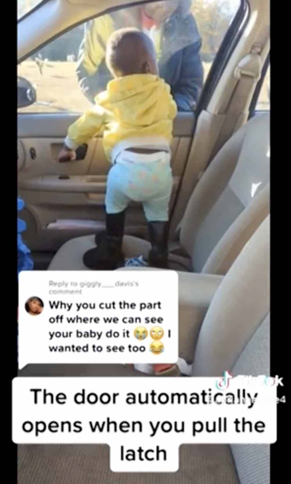 在Lukie的引導下,女兒開車門。