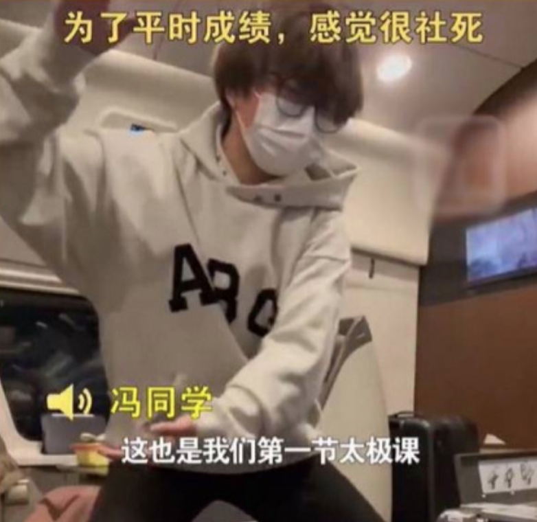 一名女大學生日前坐高鐵回家的期間,為交功課而拍片。