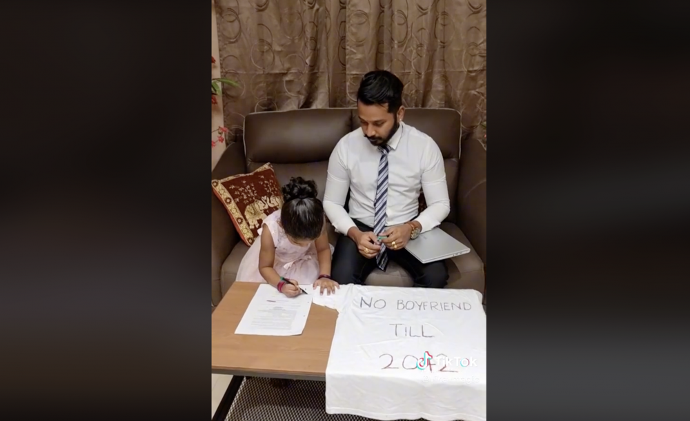 女兒爽快「簽署」同意書。