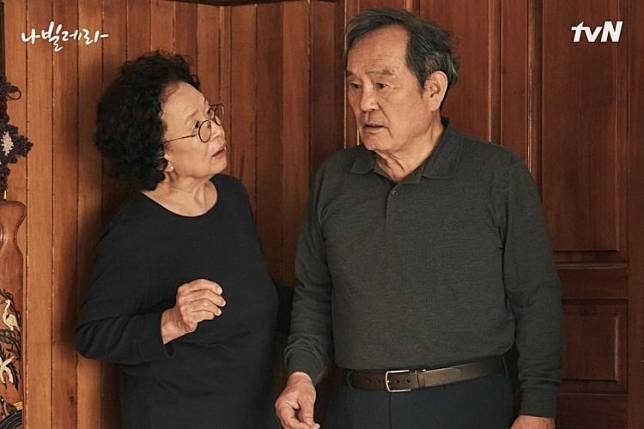 因爸爸要長期在外工作，只好把女兒交給爺爺嫲嫲照顧