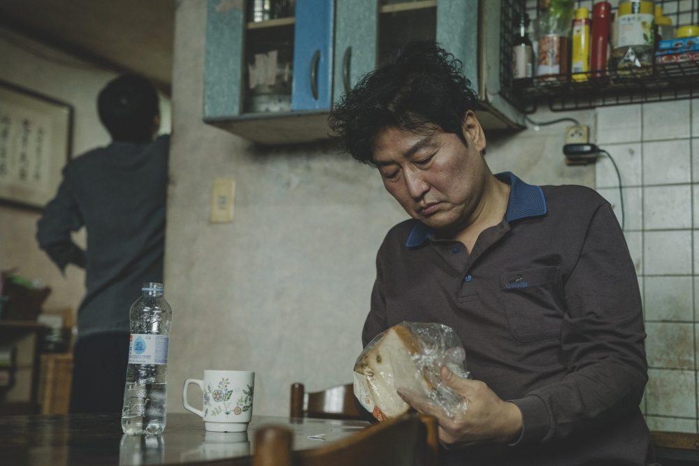 父親拒絕和兒子一起移民英國，但卻給了他鉅款，囑咐兒子「好好生活」。