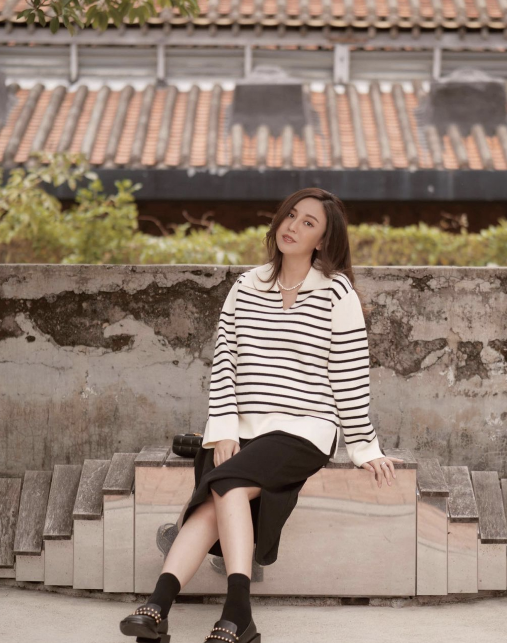 雨僑在英華女學校畢業後，入讀香港大學。