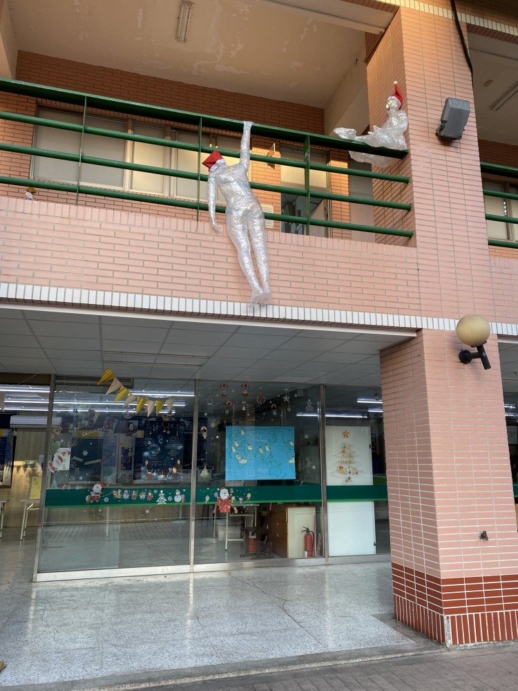 校方表示準種學生及老師作品，但避免爭議，只好撤下恐怖的作品。