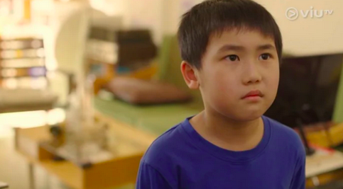 媽媽為孩子搜尋有口碑的補習班