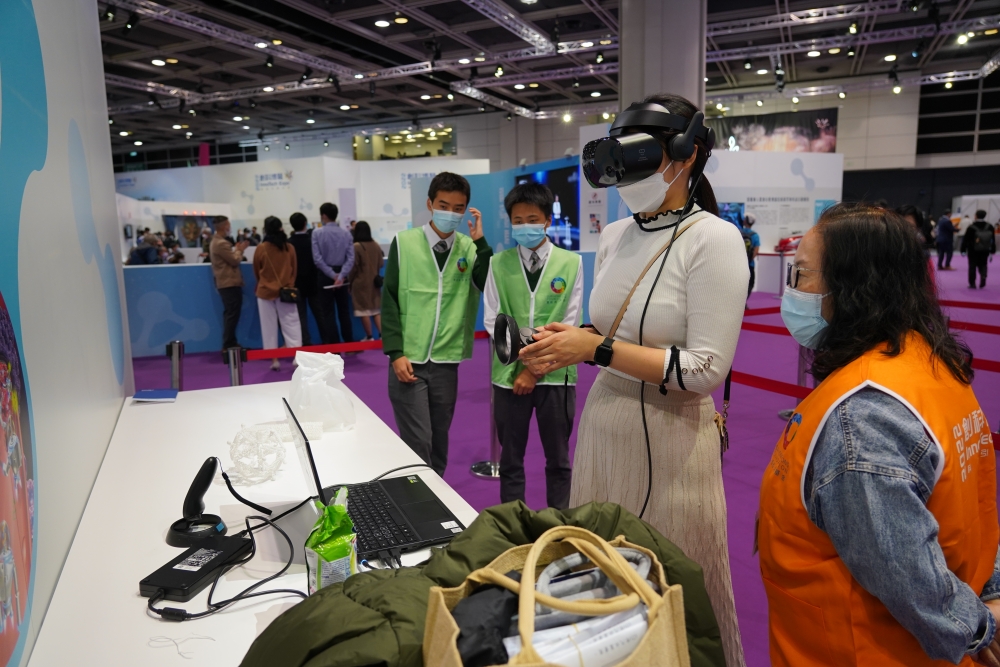 現場設有多項VR AR體驗，包括體內抗病DNA納米機械人的裝置（圖）予入場人士體驗。