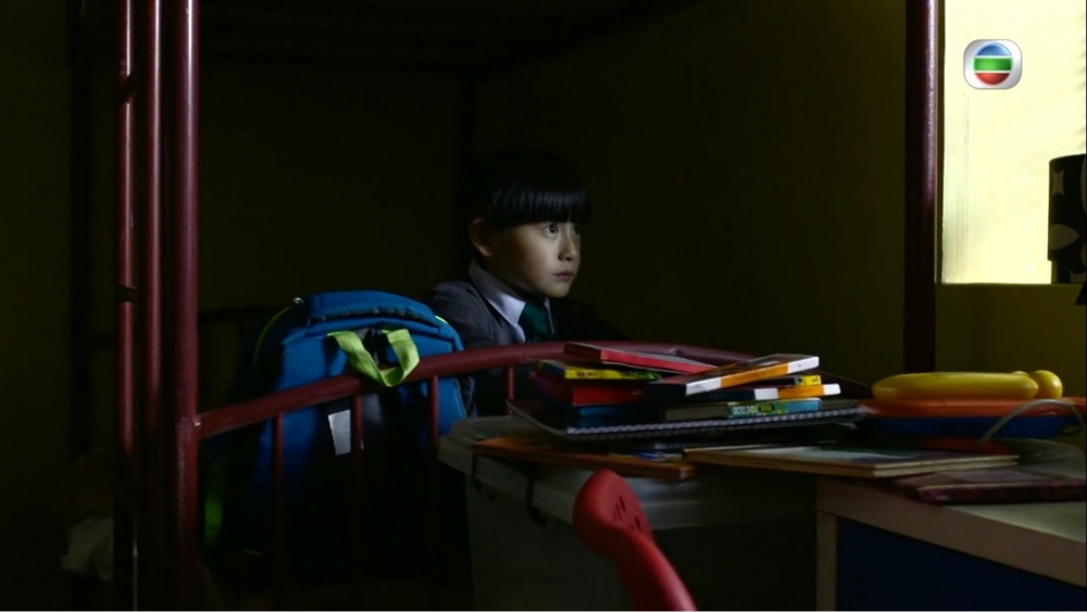 由於家人擔心事主的安危，不准他單獨出街