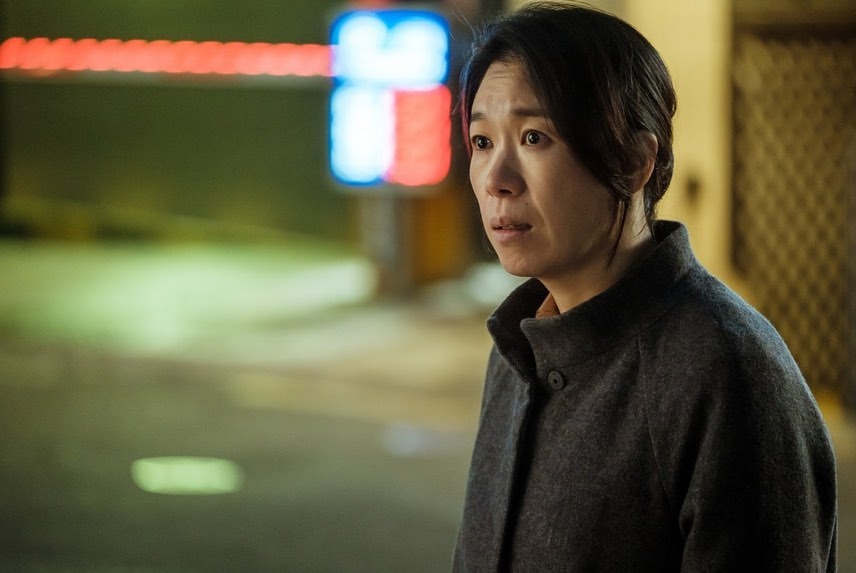 韓國一名媽媽愛子心切，竟然為了幫孩子找工作而涉險。