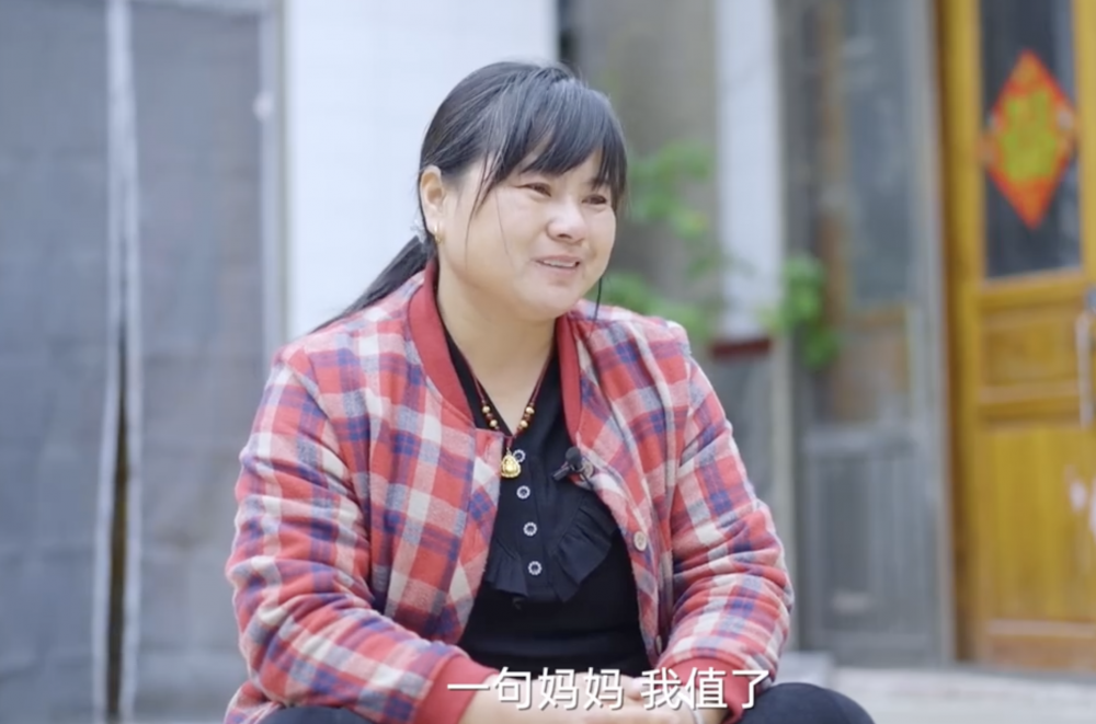 女兒學走路時開口喊了第一句「媽媽」，讓閆媽媽非常感動。