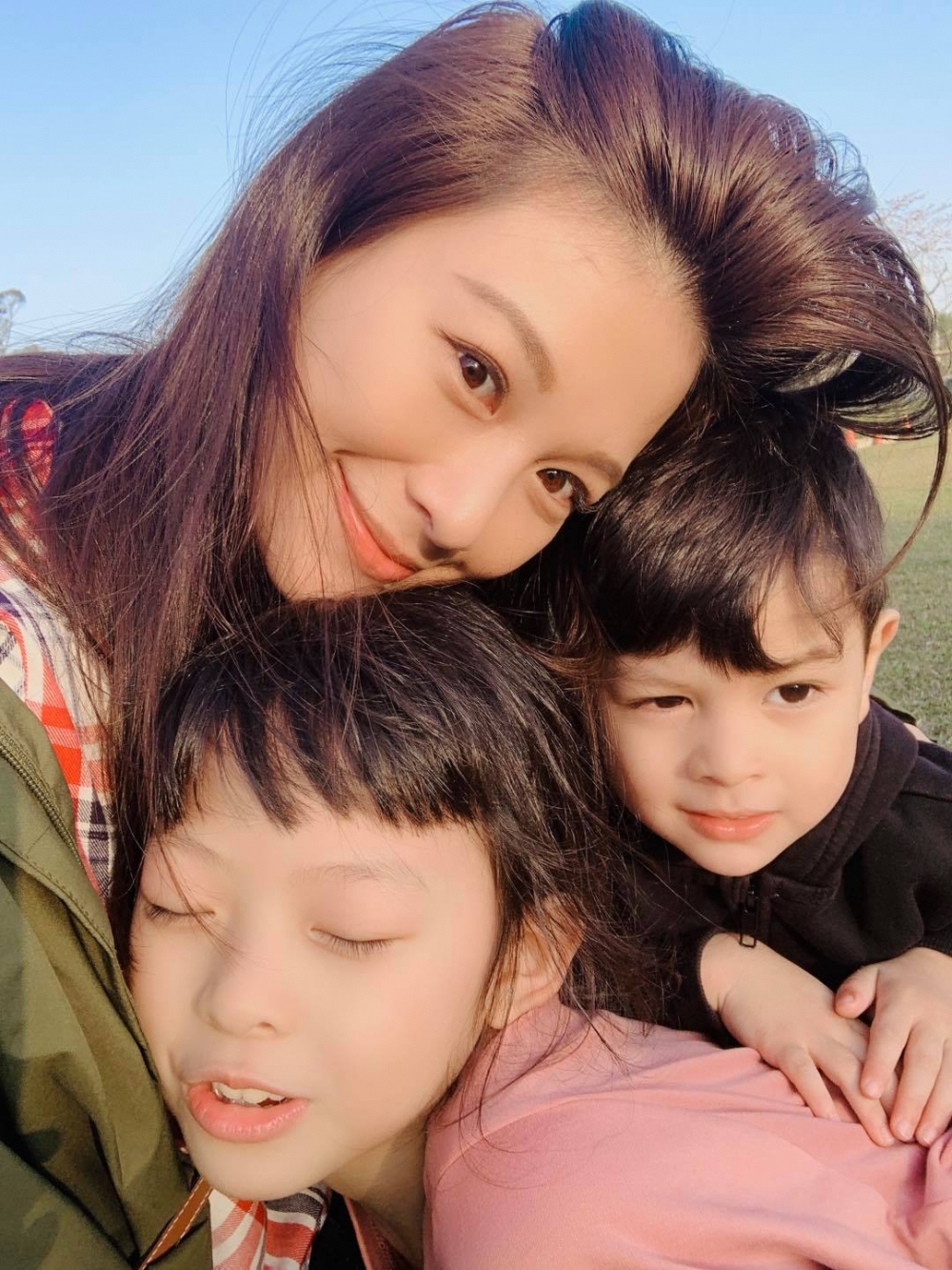 艾莉絲與前夫育有一名女兒，再婚後為英籍丈夫誕下一子。