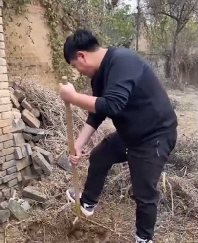 男子在家中廚房旁的空地埋下一瓶白酒