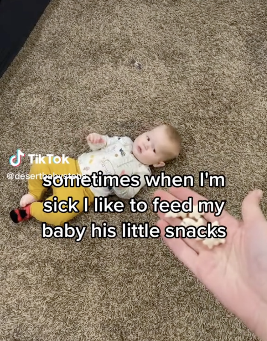 兒子的目光已經被零食吸引。