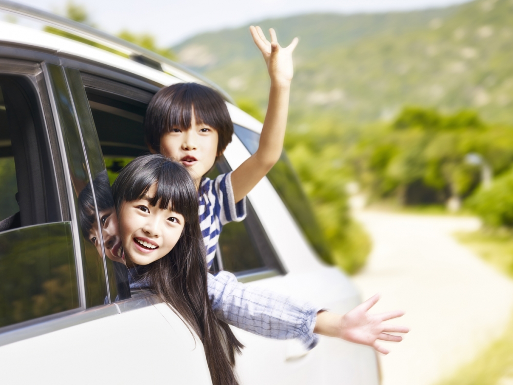 1歲女童意外反鎖車內,最終成功自救。