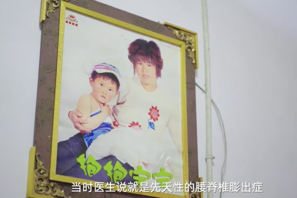 閆媽媽收養重病棄嬰，花光積蓄為她治病。