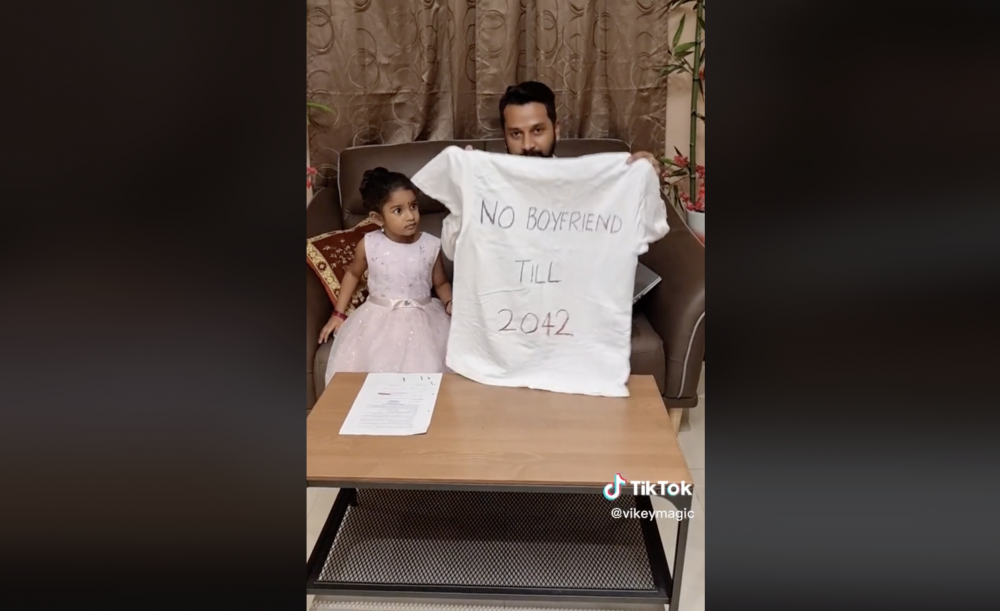 爸爸準備了一件印上「No Boyfriend Till 2042(直到2042年都不交男朋友)」的白色T恤,要和女兒簽同意書。