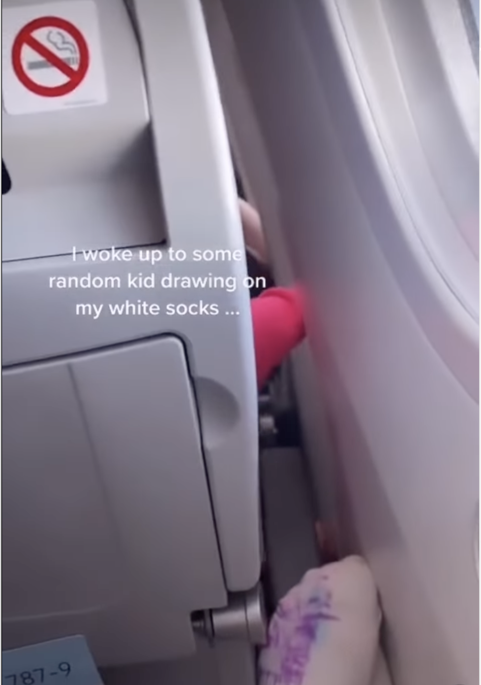 前方顯示一名小朋友的手。