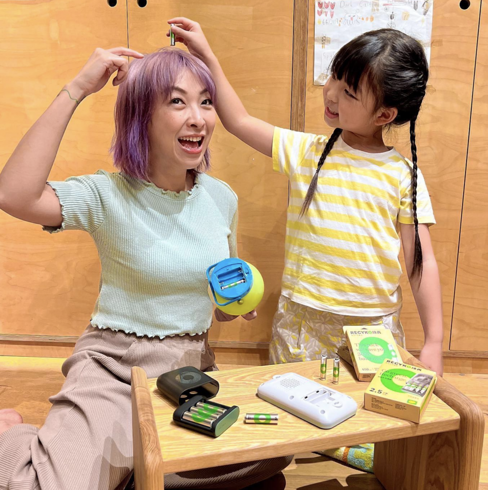 DJ朱薰中學畢業後，升讀香港浸會大學傳理學院，曾於無綫新聞部做實習記者。