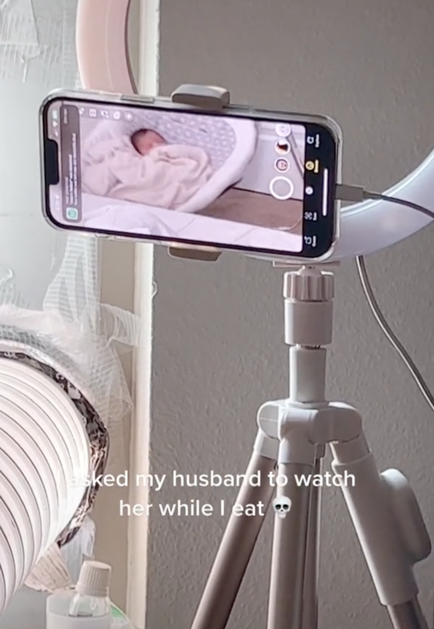 手機app顯示女兒正在熟睡中。