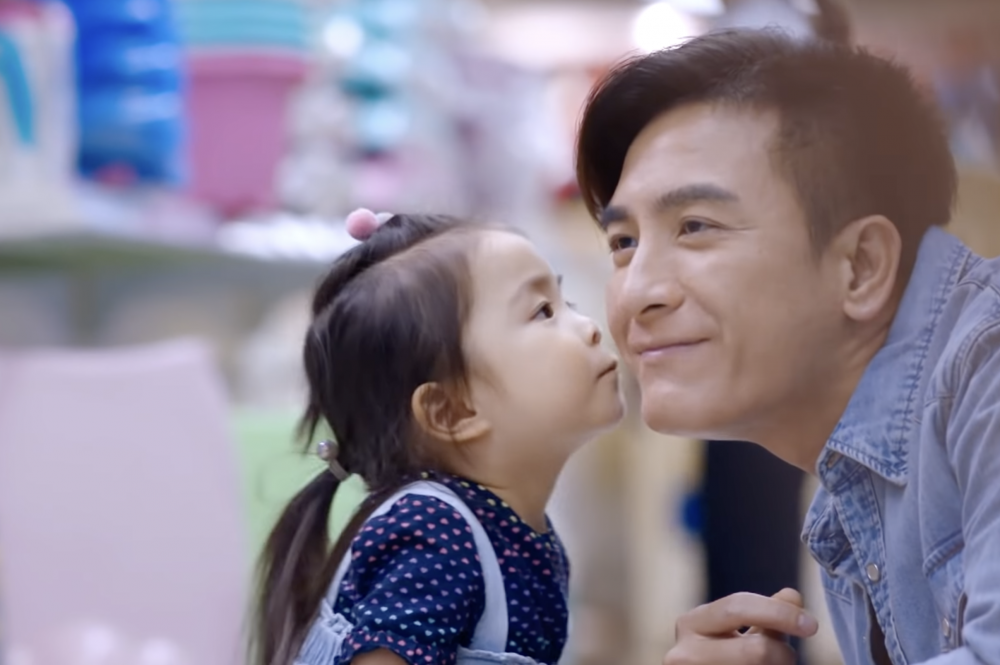 爸爸買了聖誕禮物給女兒,沒想到惹老婆生氣。