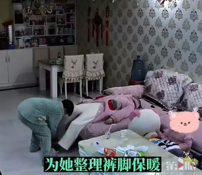 小心扶着媽媽到梳化，由於男童比媽媽矮了一個頭，扶起時較為吃力