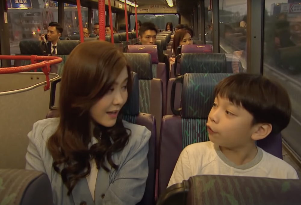 不少家長帶孩子坐巴士都會教導他們認識沿途景物。