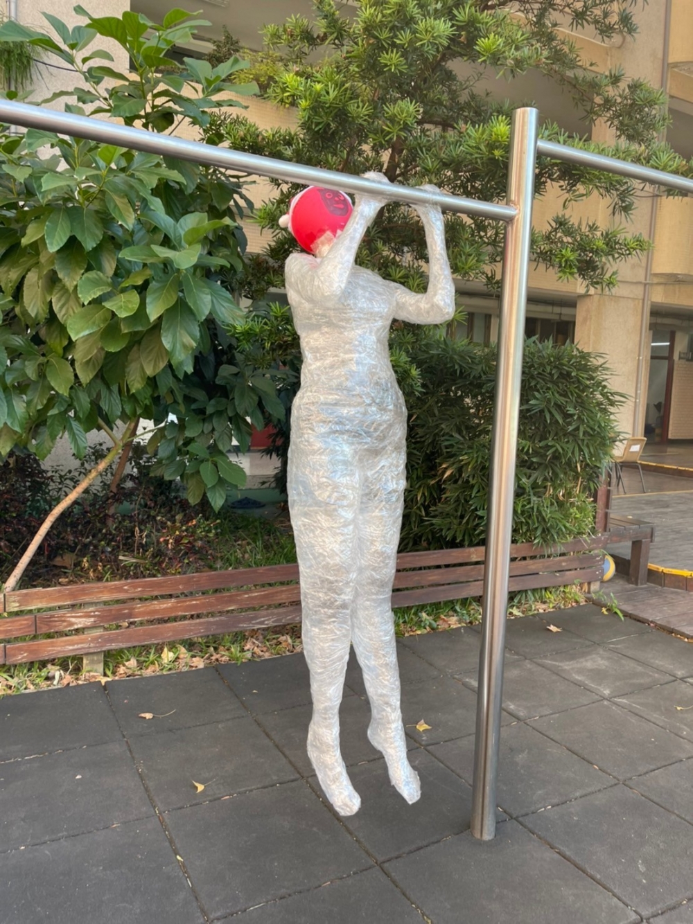 塑膠人在做引體向上？