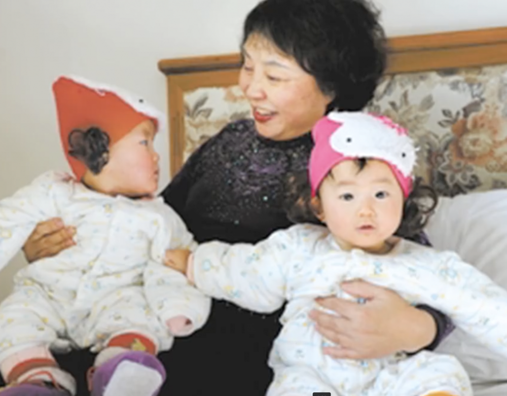 2010年，盛海琳以60歲高齡成功生下雙胞胎女兒。