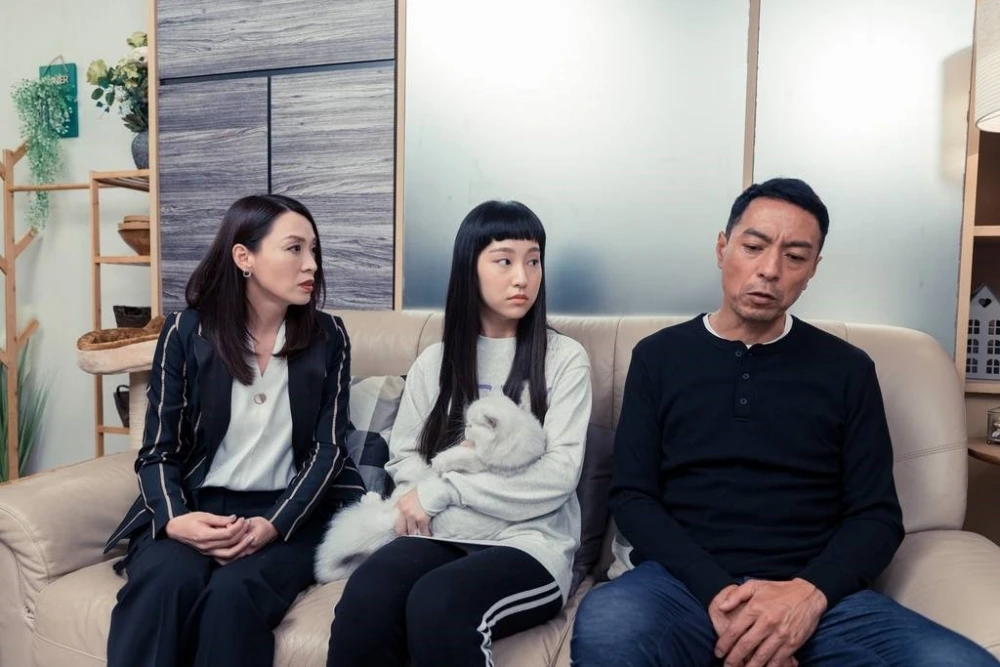 事主母親對此感到不滿意，阻止事主和新朋友外出。