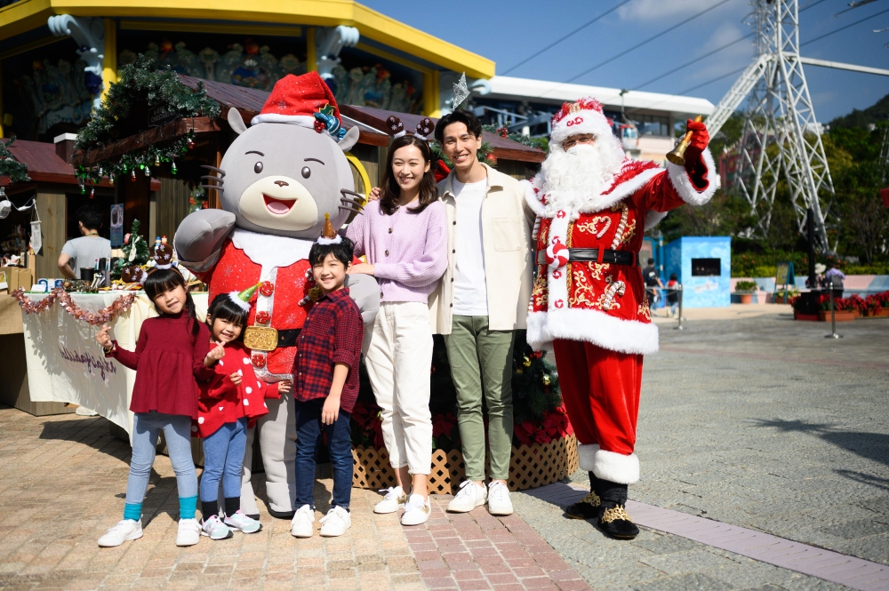 換上可愛聖誕裝的威威與好友